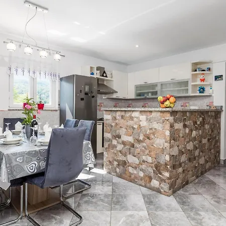 Appartamento Gorgeous In With Kitchen Veprinac