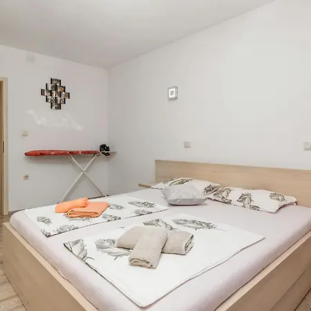 Apartman Gorgeous In With Kitchen Veprinac